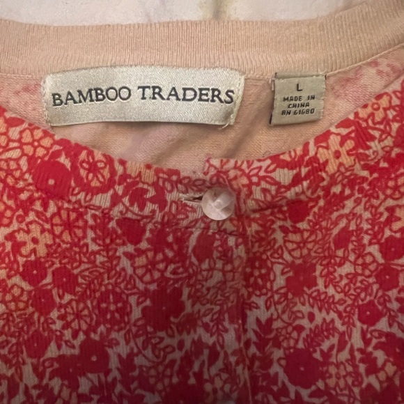 red and white cardigan with flower designs and transparent pearl buttons - Picture 4 of 6